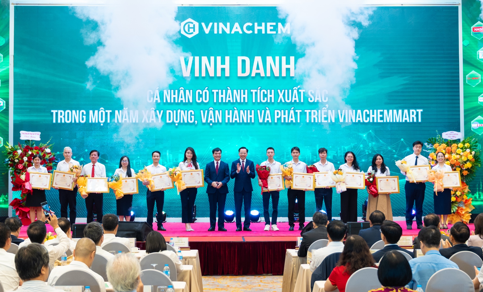 Lễ vinh danh các cá nhân có thành tích xuất sắc trong xây dựng, vận hành và phát triển Vinachemmart